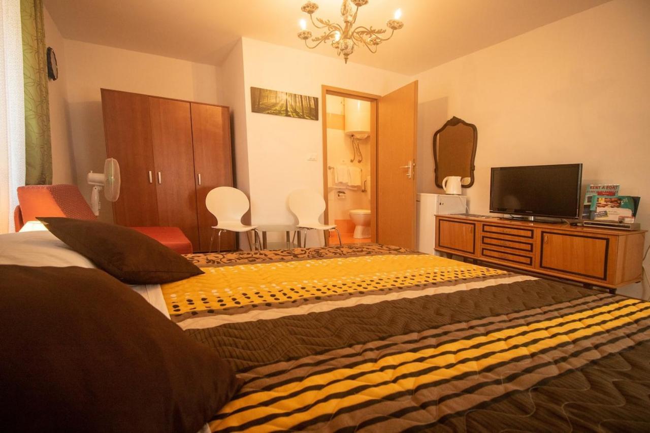 Guest House Franko Bale Exterior foto